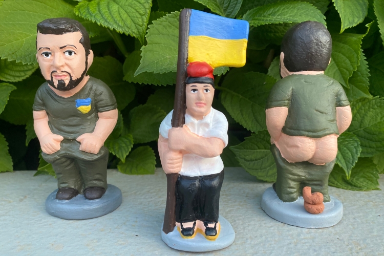 President Zelensky's new caganer figurine with a Catalan farmer waving a Ukrainian flag on May 20, 2022 (by Caganer.com via ACN)